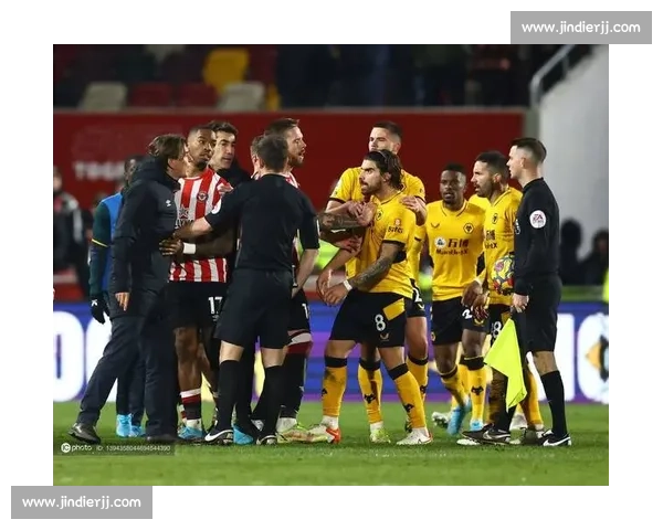 狼队主场迎战曼联英超焦点对决攻防博弈引爆赛季悬念走向争冠格局 狼队主场迎战曼联英超焦点对决攻防博弈引爆赛季悬念走向争冠格局